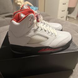 Jordan retro 5 “Fire red” size 9 men