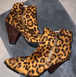 Bootie size 8/leopard