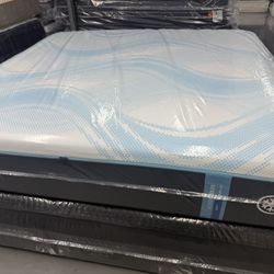 KING SIZE TEMPURPEDIC LUXEBREEZE (SOFT) MATTRESS & BOX SPRINGS BED SET