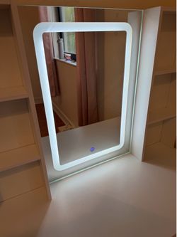 ✨ Modern White Makeup Vanity with LED Lighted Mirror – Excellent Condition ✨