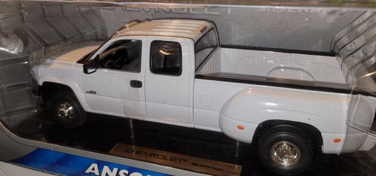 1:18 Anson 2001 Chevy Silverado Dually 3500 with GMP Trailer