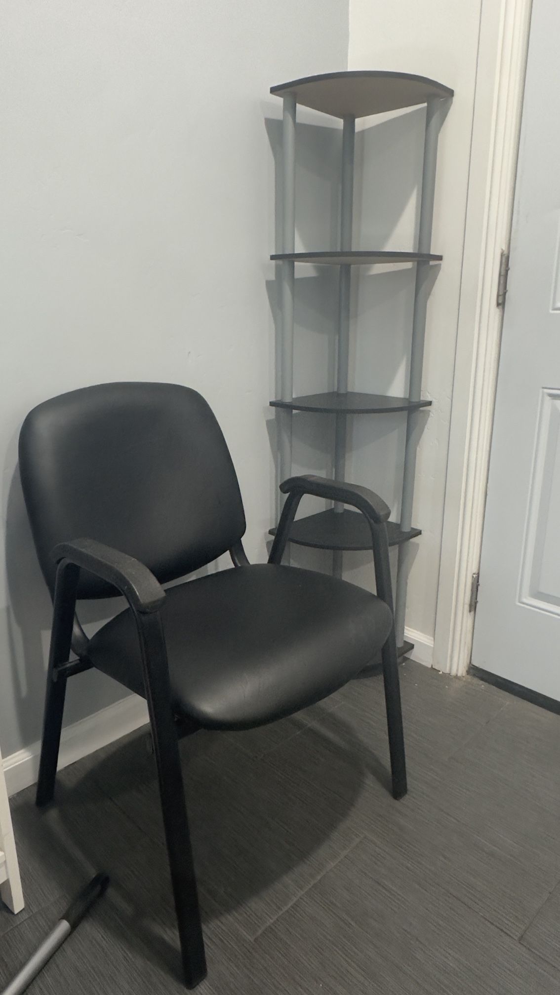 BLACK OFFICE CHAIR 