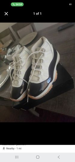USED JORDAN'S SIZE 8 WOMANS