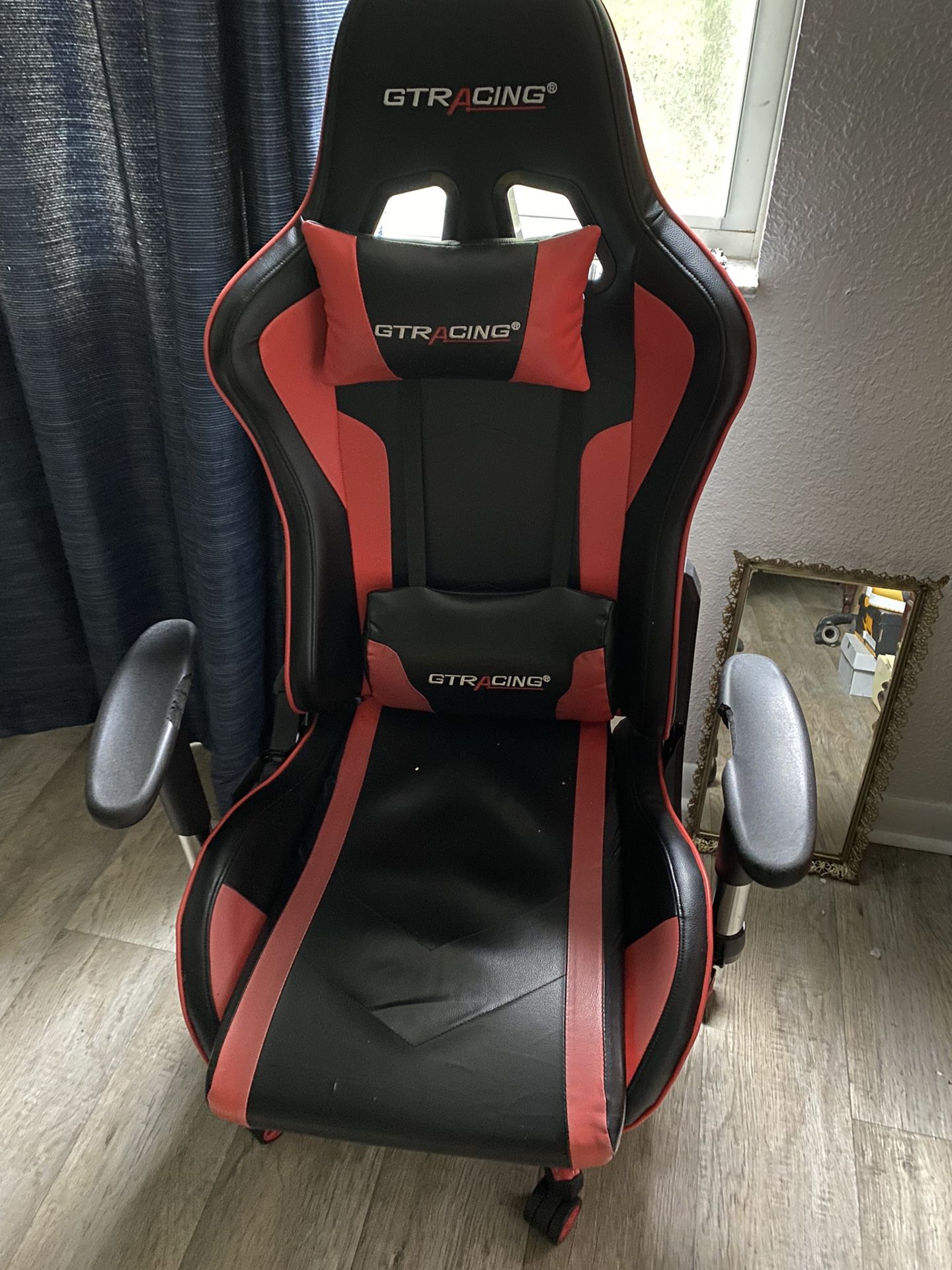 Gaming chair with bluetooth speakers