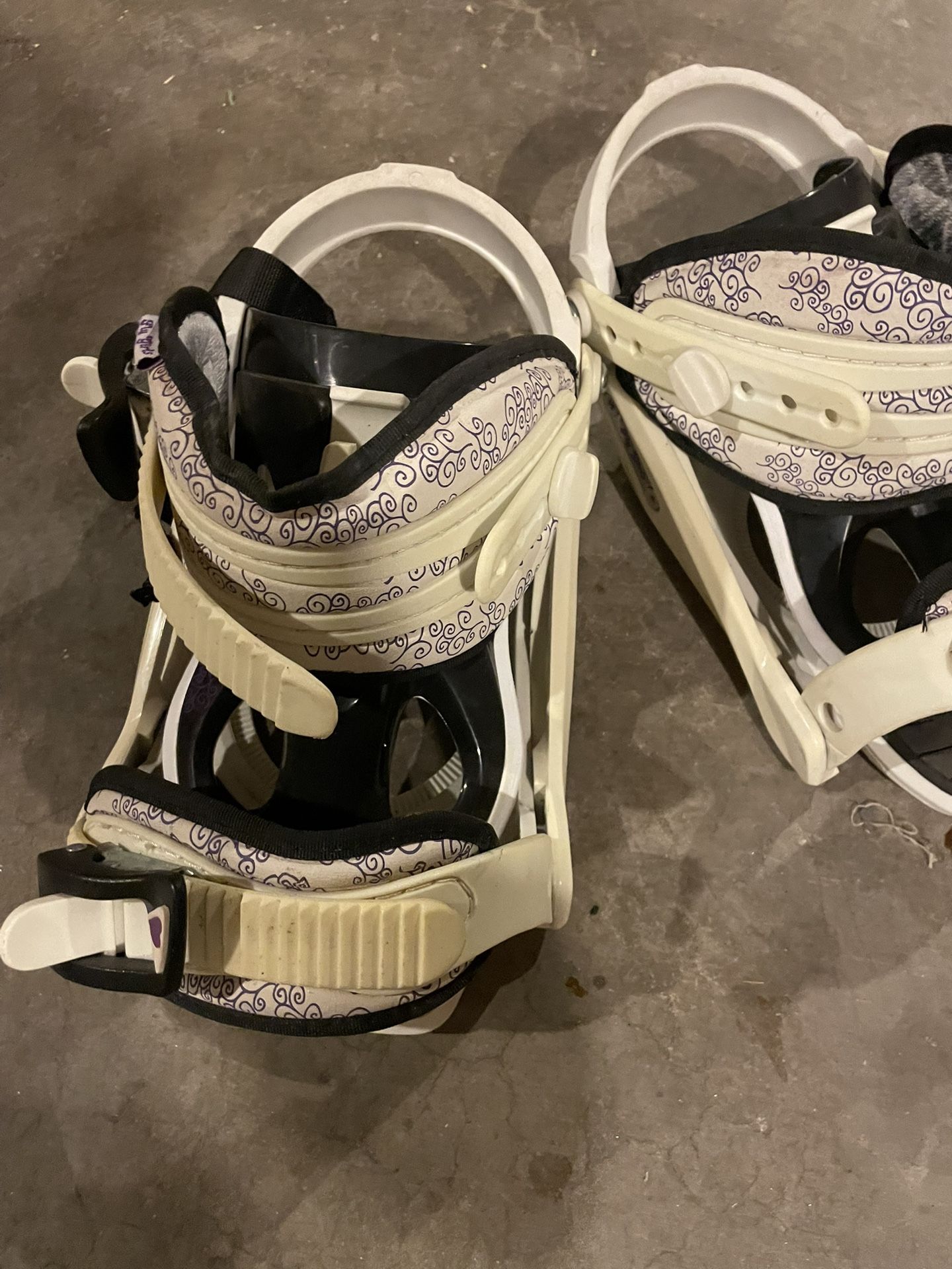 Medium Fly Girl Snowboard Bindings