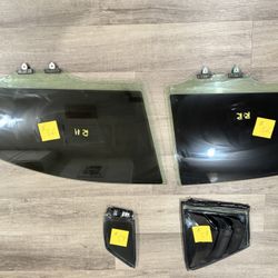 Toyota Corolla 2025 le Right side windows 