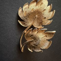Vintage gold-toned Two-leaf brooch from the 1940s-1950s