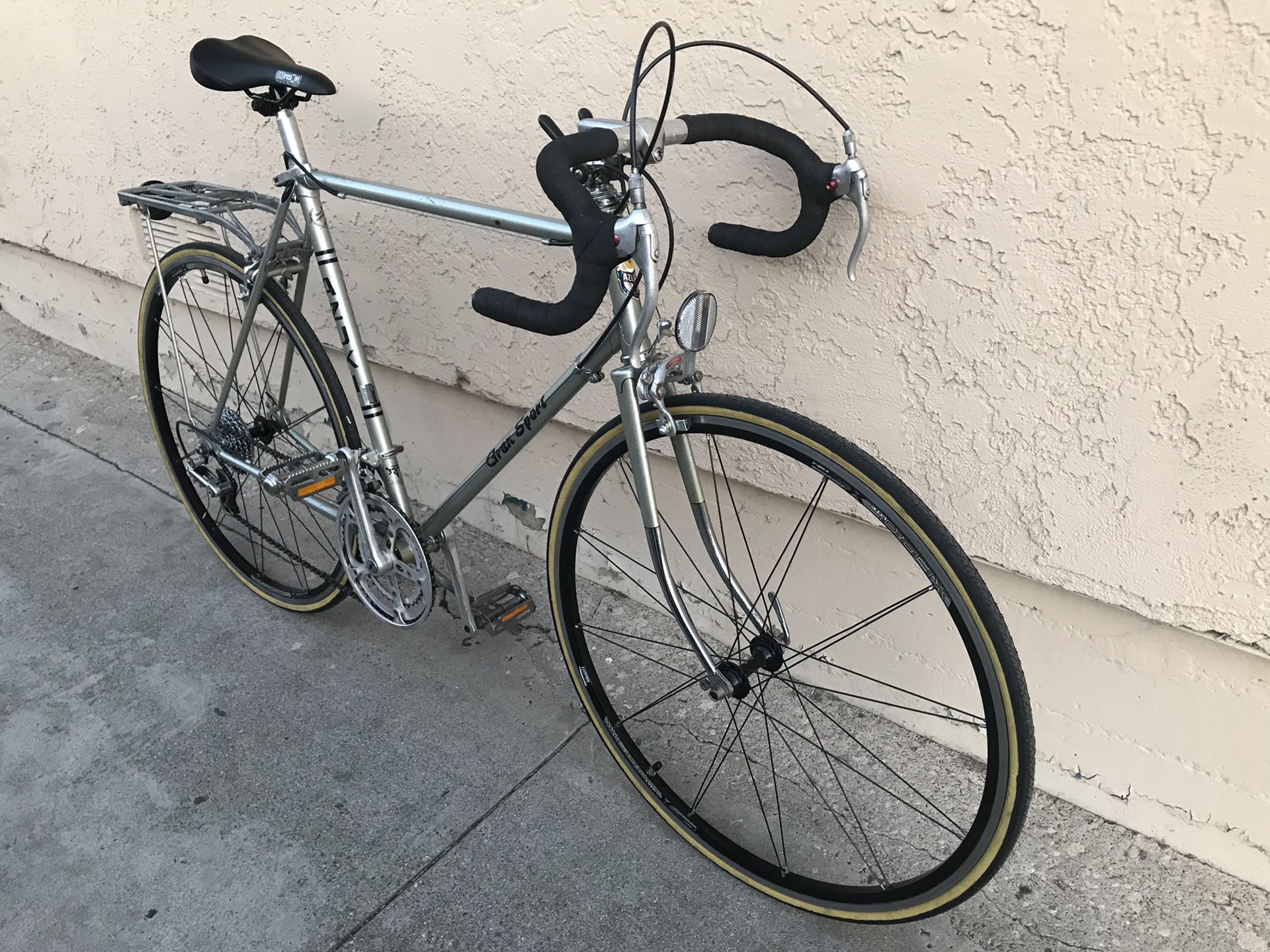Vintage road bike/ excellent working condition/ just tuned / rims were upgraded to new style 700c