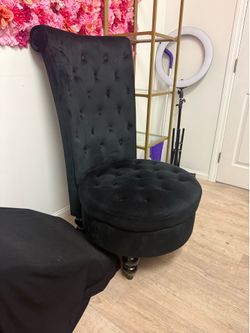 Black tuffed velvet chair
