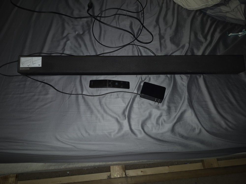 Samsung Sound Bar And Subwoofer And Remote