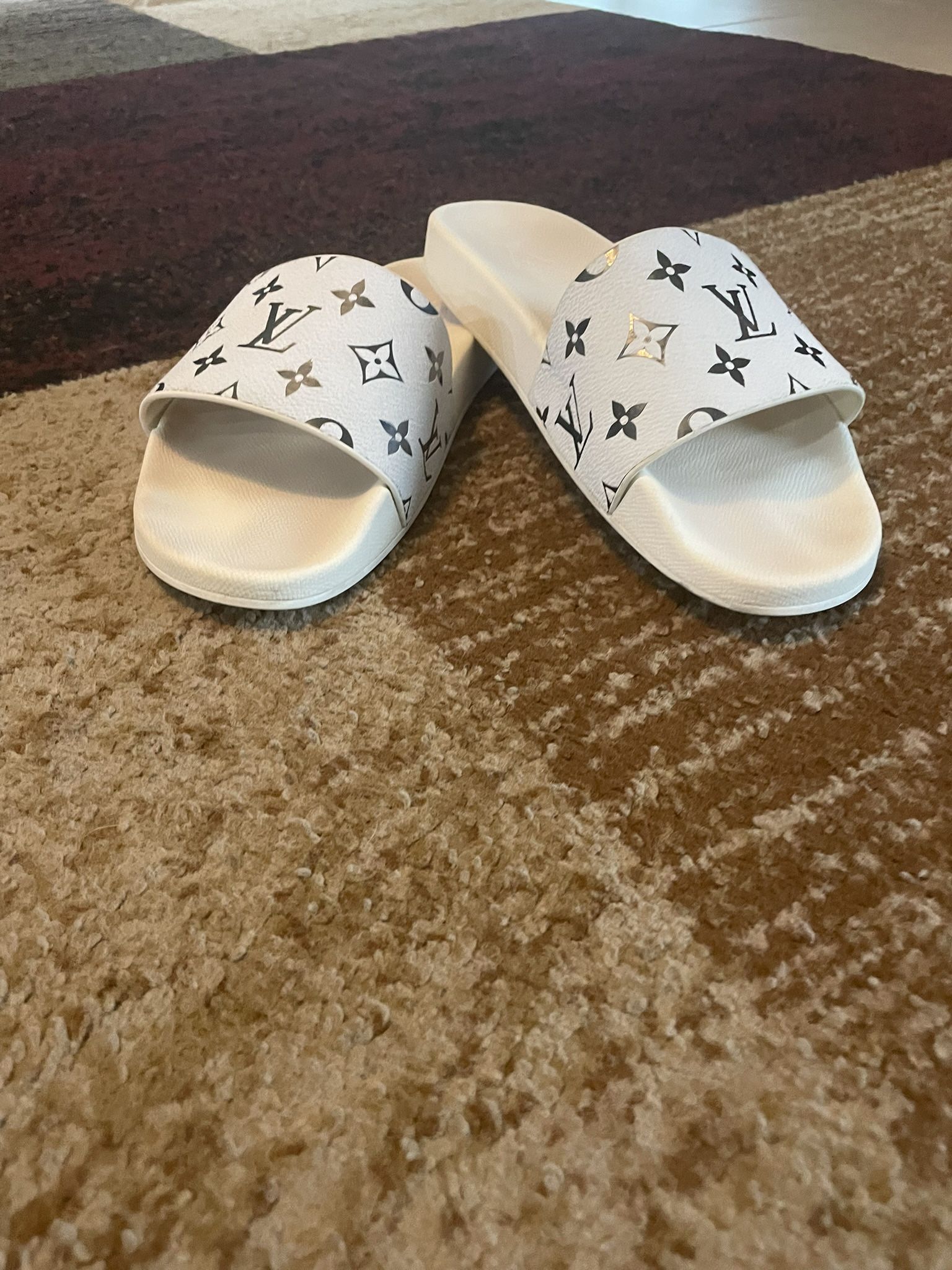 Louis Vuitton Slides LV Monogram 8/5