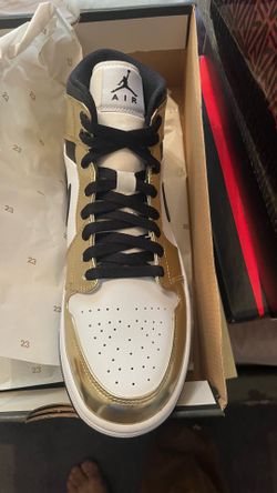 Jordan 1 mid SE  Gold Size 10