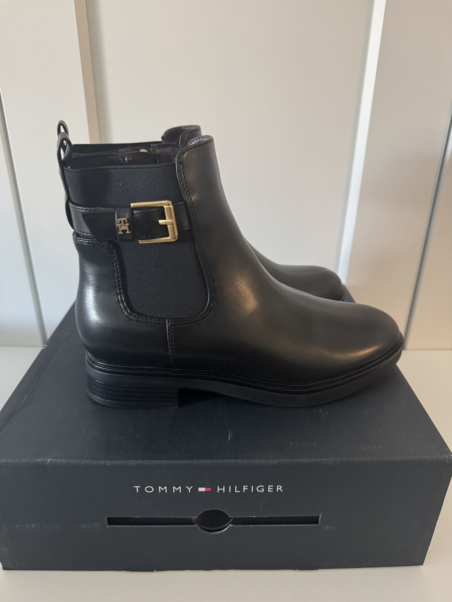 NIB Tommy Hilfiger Baylon Black Chelsea Boots, Size 8