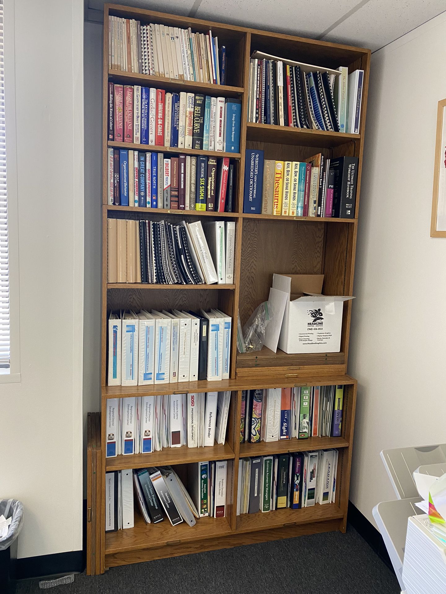 Bookshelf with adjustable shelves
