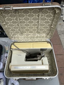 Vintage Singer Futura Model 900 Sewing Machine w/ Original Carrying Case