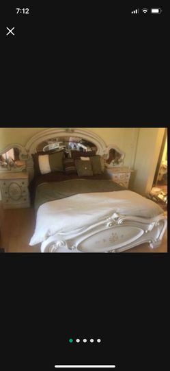 Classic Italian Queen Bed And Vanity With Hand Painting
