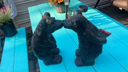 Two kissing bears