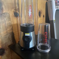 es una licuadora personal GNC On-The-Go con vaso portatil.