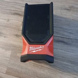 Milwaukee
M18 18V Lithium-Ion Cordless Wireless Bluetooth Jobsite Speaker (Tool-Only)