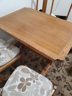 nice gorgeous Antique table and 4 chairs expandable to seat 6