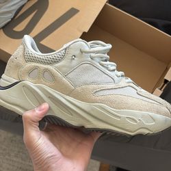 Yeezy boost 700