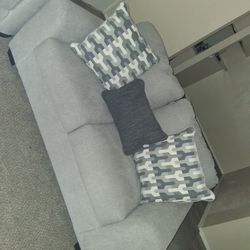 Ashley COUCH AND LOVE SEAT HAD IT FOR 2 MONTHS BTAND NEW PILLOW ARE IMCLUDED