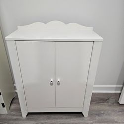White Barely used, great condition adjustable 2 shelf cabinet