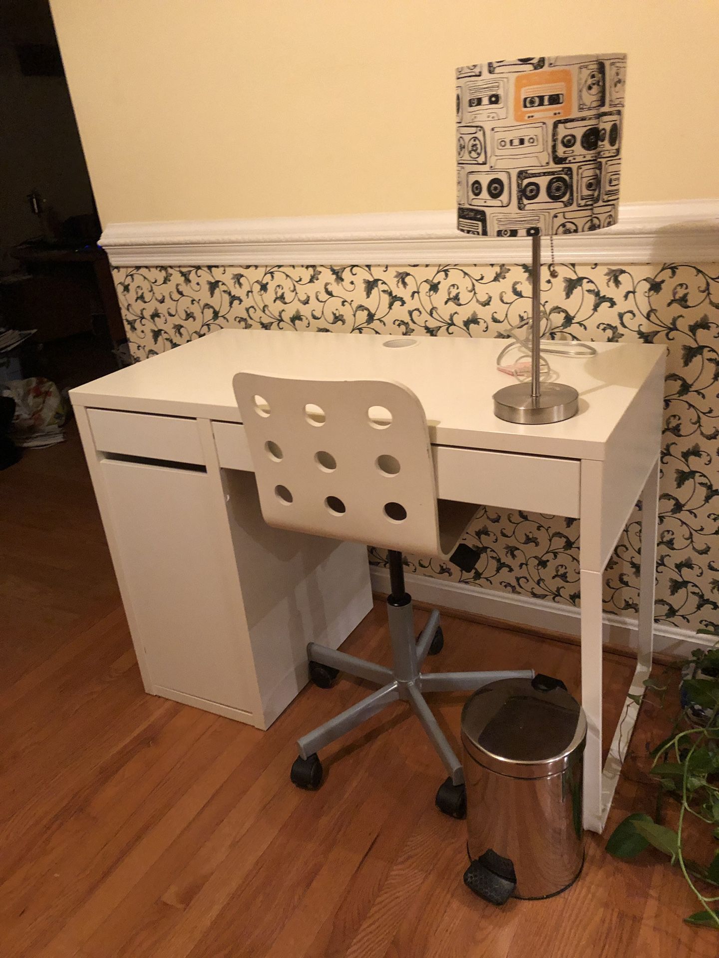 Desk , chair , lamp and trash can in very good condition