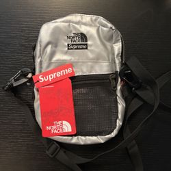 🔥🔥🔥North face X Supreme Silver Small Bag **Rare**🔥🔥🔥