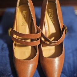 $38✨️Size 7🎀Kenneth Cole Reaction brown faux lather Mary Jane pumps 🎀✨️