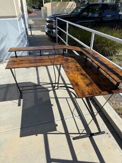 FREE CORNER DESK