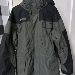 Large Columbia Men’s Jacket hood is removable