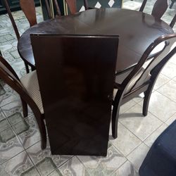 Extendable Dining Table Sits 4-6