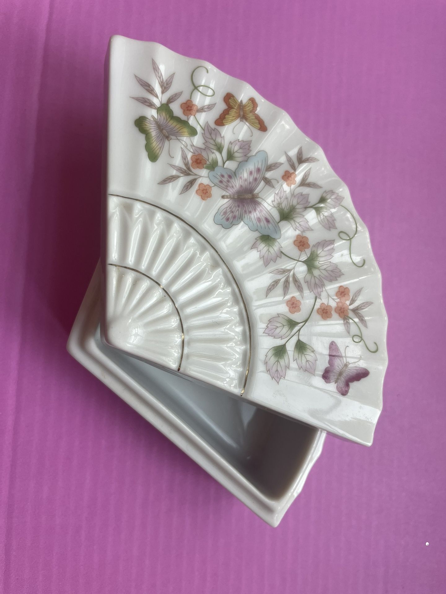 Vintage Porcelain Avon Floral Fan Shaped Trinket Box With Lid Butterfly 1980