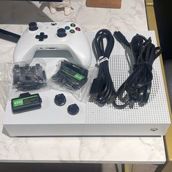 Xbox One S 500GB + Controller + Extra Battery Packs — Great Condition