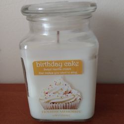 BRAND NEW WITH TAG HOLIDAY MEMORIES LARGE 6" TALL SCENTED SOY CANDLE IN GLASS JAR WITH LID