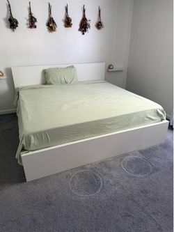 King Bedframe / Sheets / Comforters (please read caption)