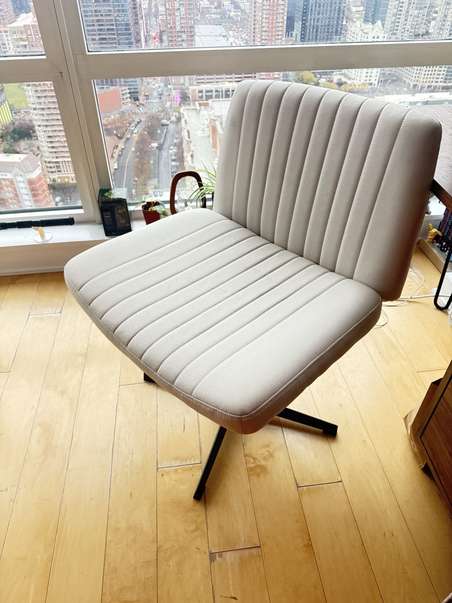 Criss Cross Swivel chair with adjustable height