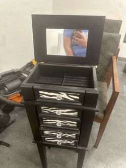 Jewelry cabinet