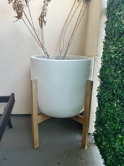 World market large  pot