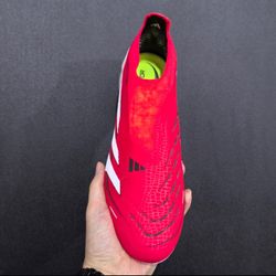 PREDATOR ELITE LACELESS AG 'PURE VICTORY PACK'