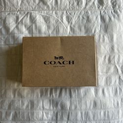 coach corner zip wristlet in signature canvas