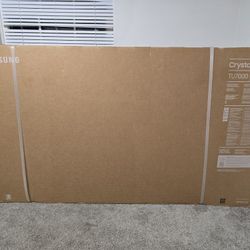 65" SAMSUNG SMART TV NEW 