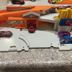 HOT WHEELS VINTAGE STOW N GO FOLD UP CARRY N GO PLAYSET!  5 OLDER HOTWHEEL CARS - 6   other cars