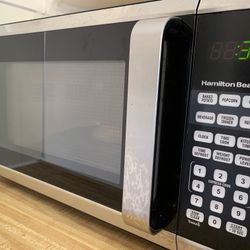 MICROWAVE - Hamilton Beach 900 Watts (9 Cu Ft)