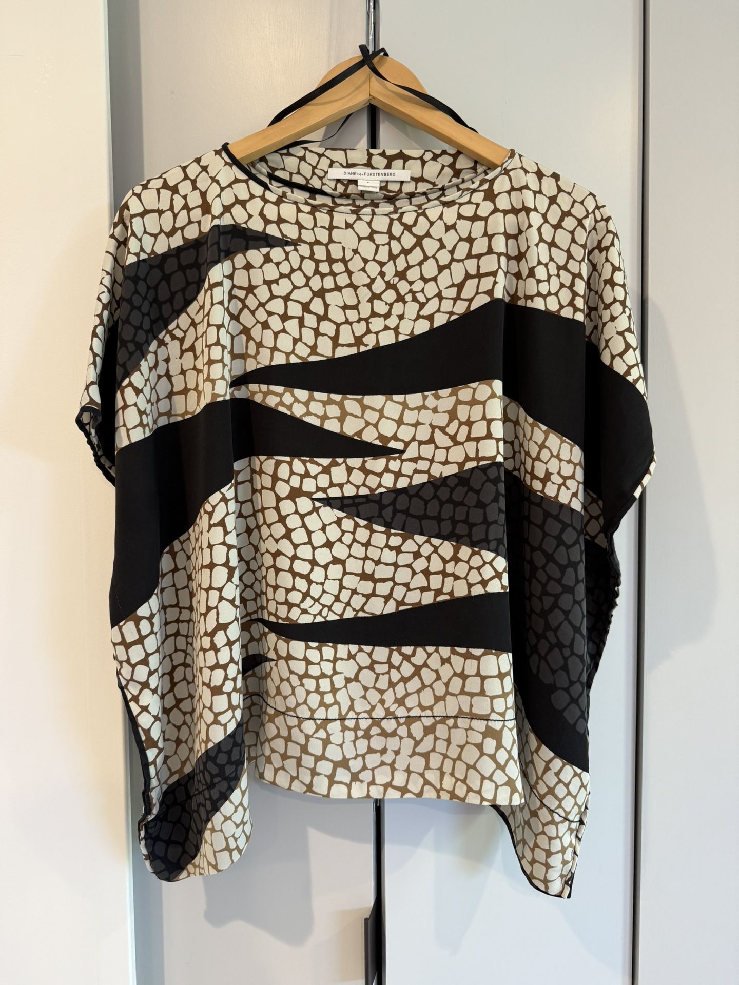 Diane von Furstenberg Silk Hanky Top – Abstract Black/White/Brown (Size P)