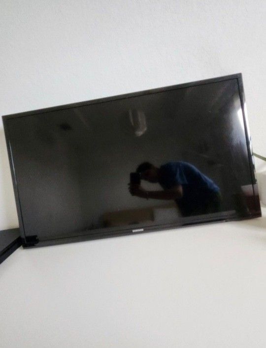 32 INCH FLAT SCREEN SAMSUNG TV
