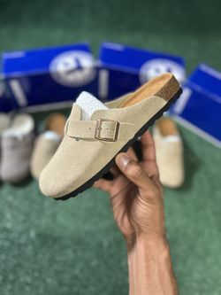 Women’s 8, Men’s 6.5 - “Beige” Birkenstock Clogs 🐪