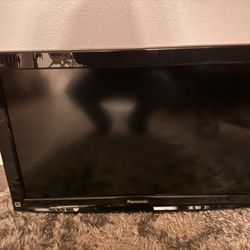 Panasonic 32” TV  W/ Wall Mount 