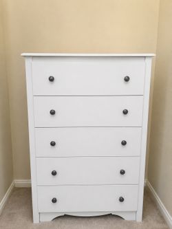 White 5-Drawer Dresser – Excellent Condition